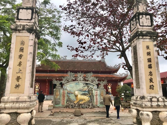 Không gian đền ông Hoàng Mười